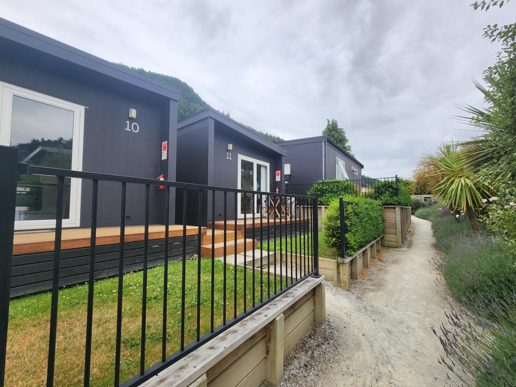 Pinewood Queenstown Exterior foto