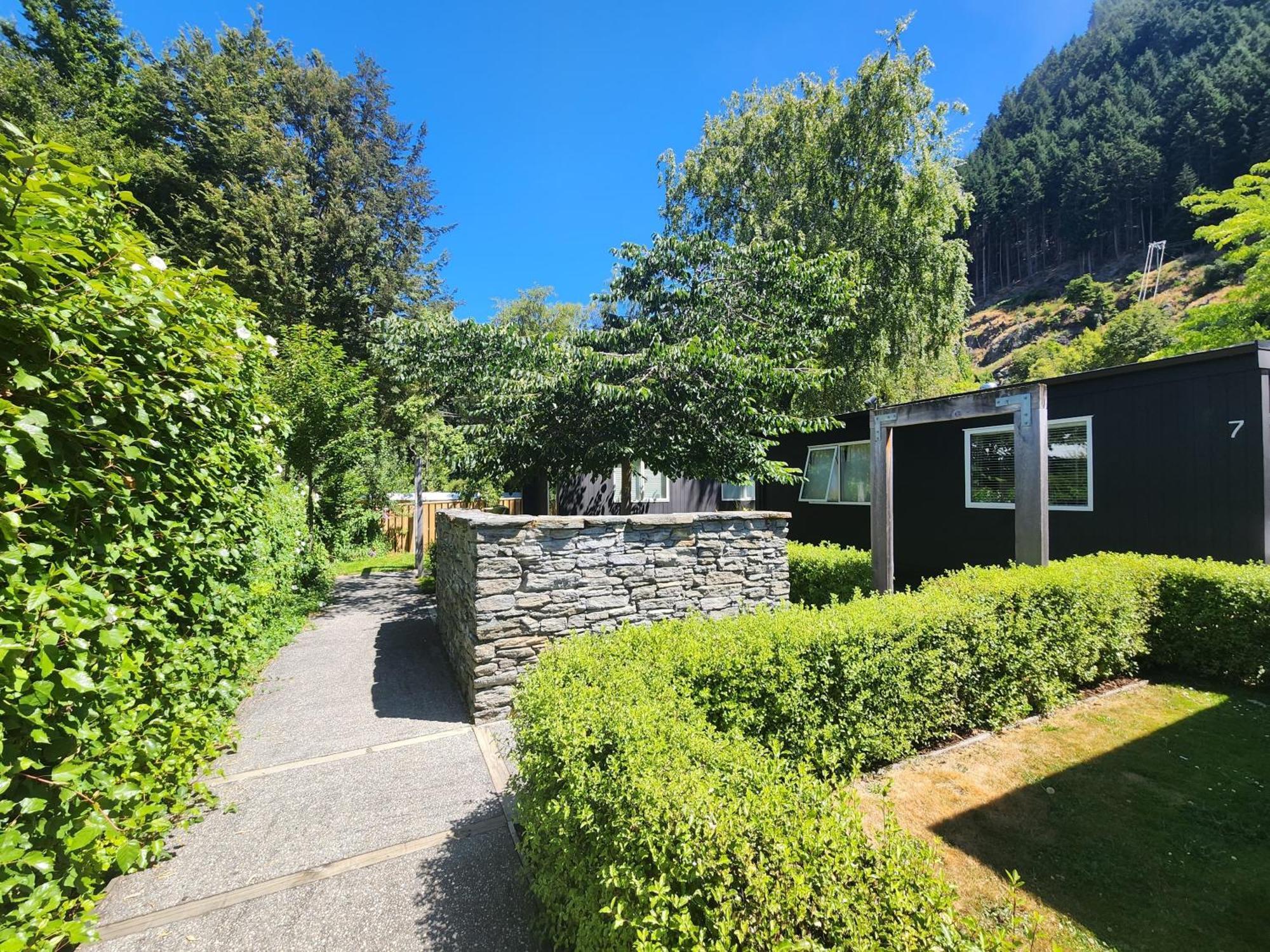Pinewood Queenstown Exterior foto