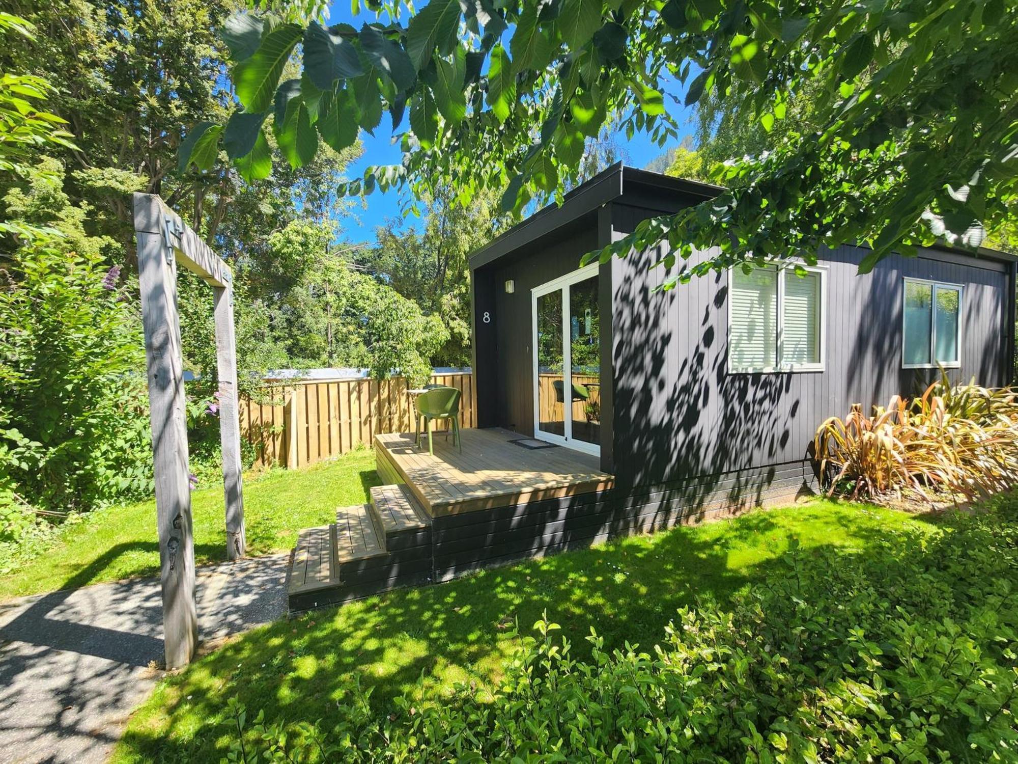 Pinewood Queenstown Exterior foto